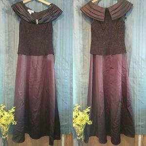 Vintage off the shoulders Long formal dress Sz 10